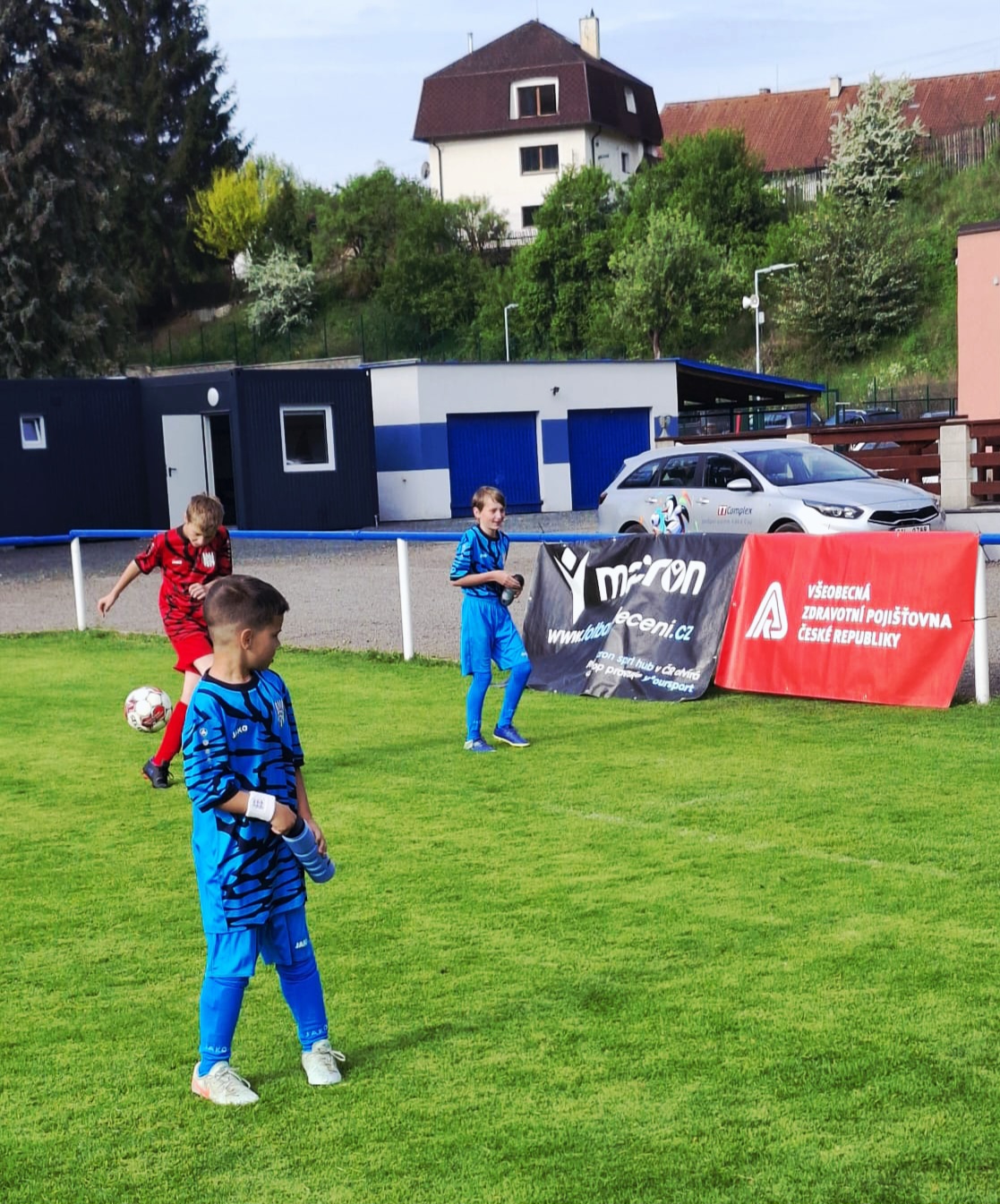 Dnes ideální počasí, výborný trávník, krásná utkání v Komárově - foto 15