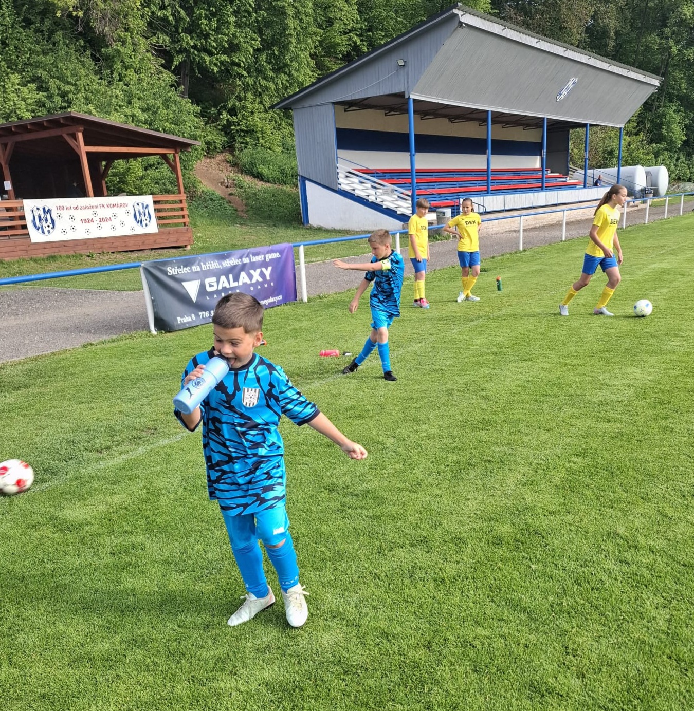 Dnes ideální počasí, výborný trávník, krásná utkání v Komárově - foto 16